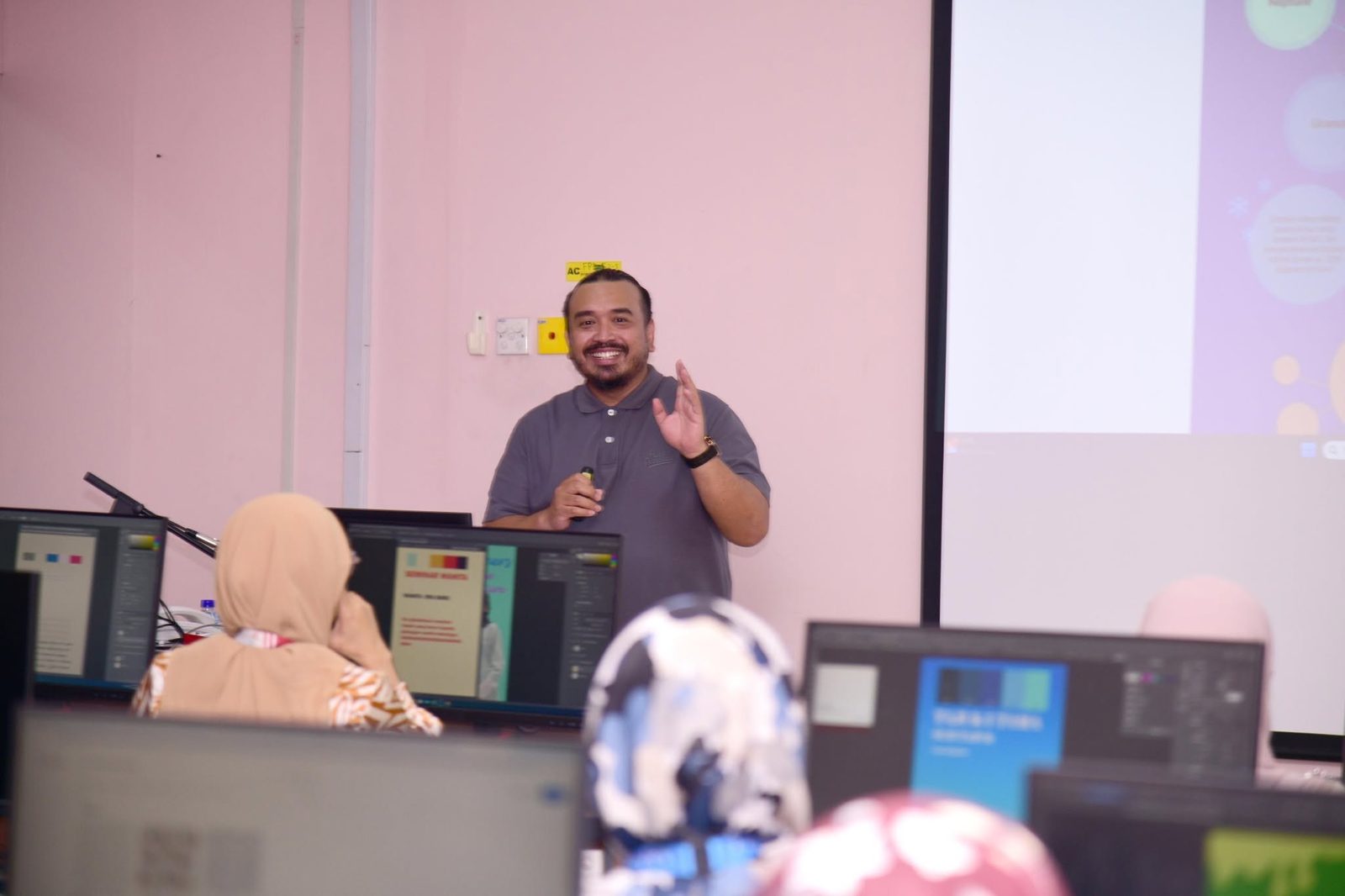 Norzaful presenting to participants seated at computers