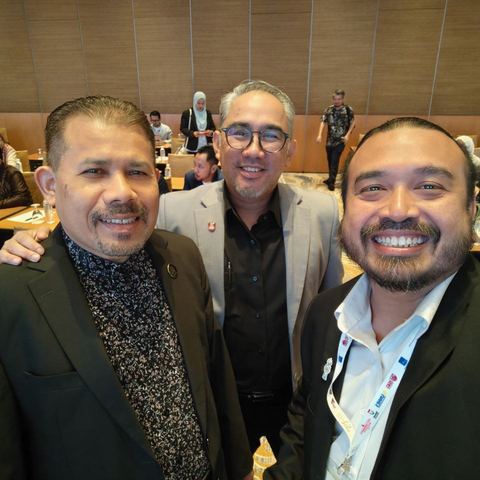 Selfie of Norzaful with two fellow delegates in the main hall
